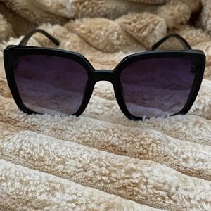 Chic Black Sunglasses for Women